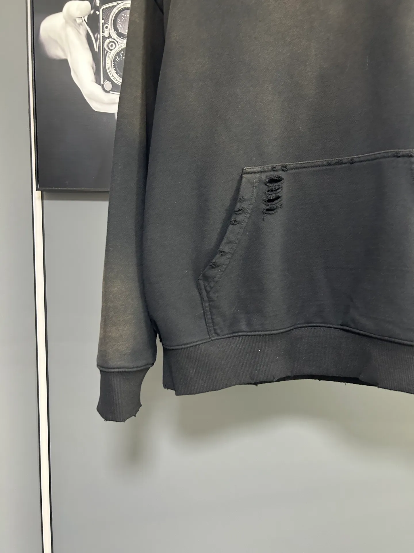 P310 𝗖𝗵𝗿𝗼𝗺𝗲 𝗛𝗲𝗮𝗿𝘁𝘀/Cro Heart 2025 Cross Patch Embroidery Summer New Original Single Counter American Acid Washed Distressed Laser Burnt Patch Embroidery Couple Casual Hooded Sweatshirt 👑The highest version! Customized fabric 440g tripe terry fabric! American acid-washed and distressed original fabric laser burnt ✟appliqué embroidery and exquisite embroidery of letters! The best-selling model at the counter. It is very comfortable to wear. It is low-key yet luxurious. It is very classy when worn. The large size and tailoring are needless to say. The upper body is exquisite and vivid. 👍High-end first-class materials. A truly palace-level product. The cotton from Turkey is of outstanding quality. After heavy washing, the clothes are very soft! Not picky, the upper body is absolutely stylish and extremely luxurious. Auxiliary materials: The original model has been authenticated and labeled ➕100% silk washed with water label. Genuine purchase-grade original hangtag➕matching hanging rope➕3D hanging beads➕original packaging bag. Craftsmanship: The original version has consistent wiring! The highest version of the armhole matching technique! Countless times of pattern making to 100% restore the original appearance! The correct version is the same for men and women, super eye-catching, super good-looking, and super atmospheric! Color: black, white and gray Size, XS S M L
